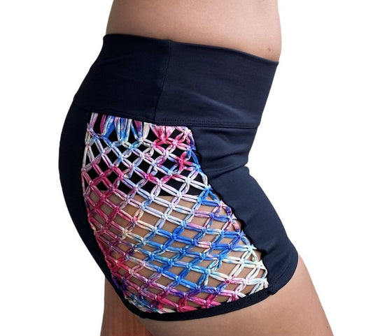 Sportliche Shorts mit Makramee-Muster in Schwarz und Regenbogen 